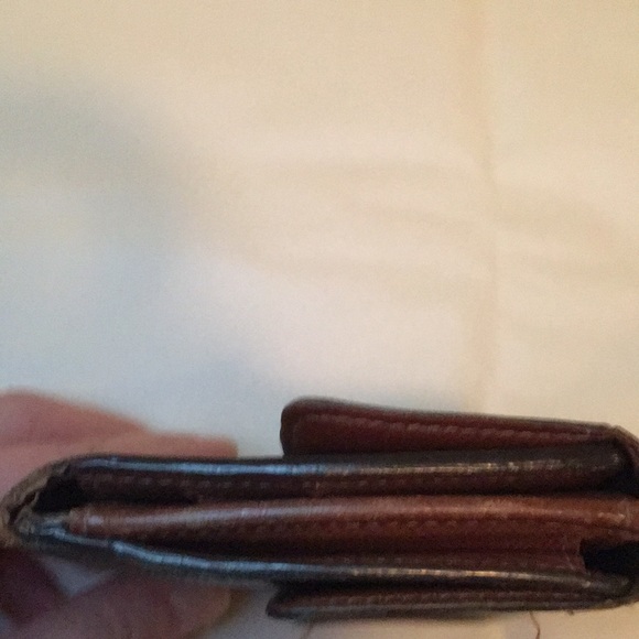 Louis Vuitton compact wallet. EUC. Brown leather with monogram. Holds CC/change - Picture 4 of 7